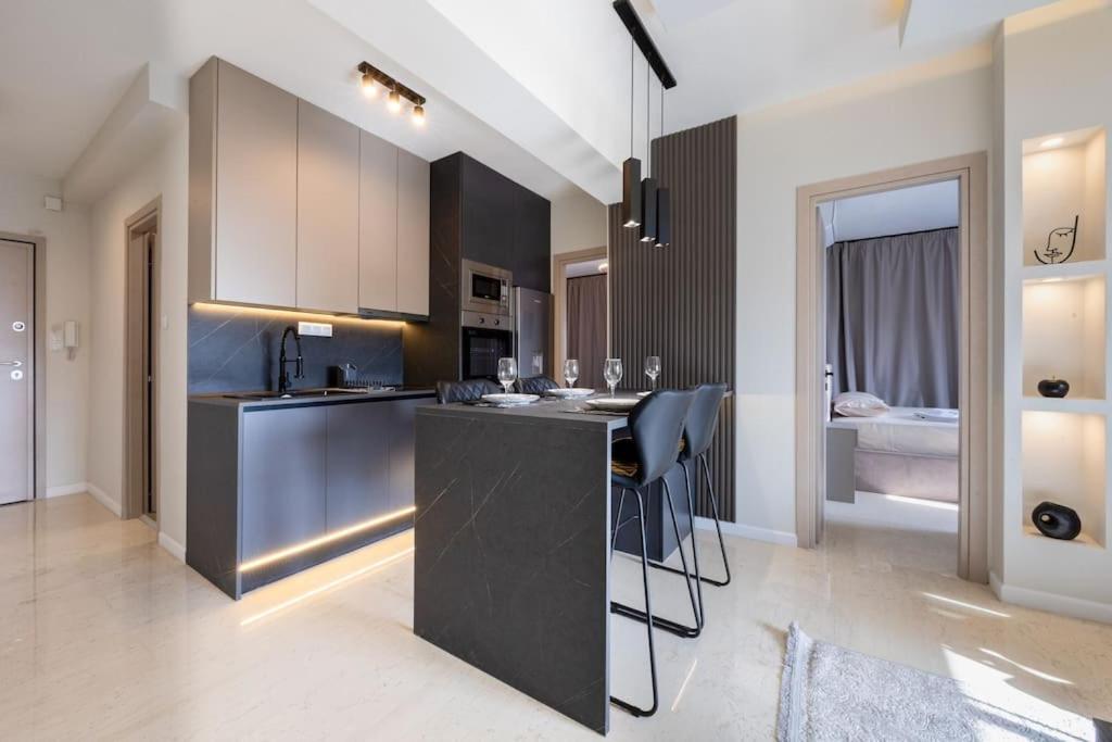 Apartment Out Of Stone - διαμέρισμα 2 υπνοδωματίων -πλατεία δημοκρατίας *